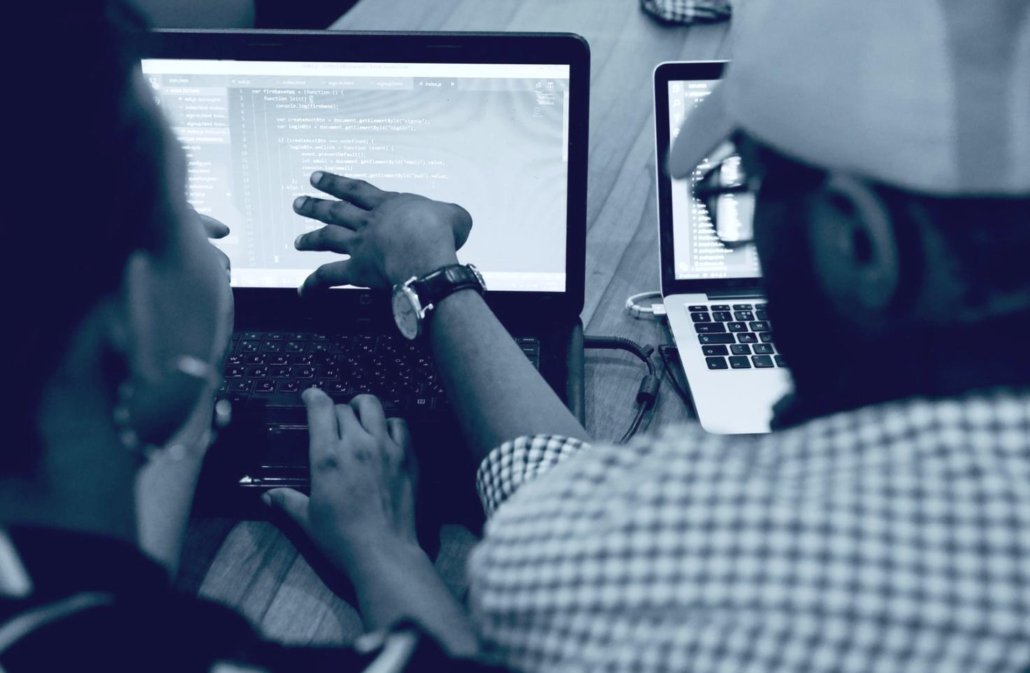 Team tecnico sarnovique al lavoro su sistemi informatici