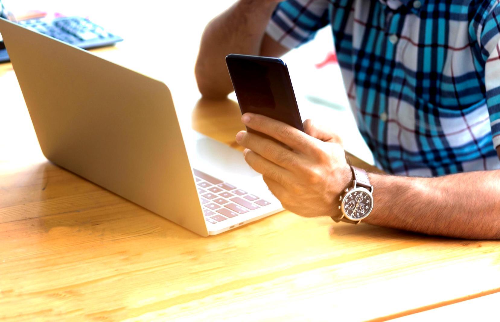 Studente impegnato in sessione pratica con supporto diretto del docente
