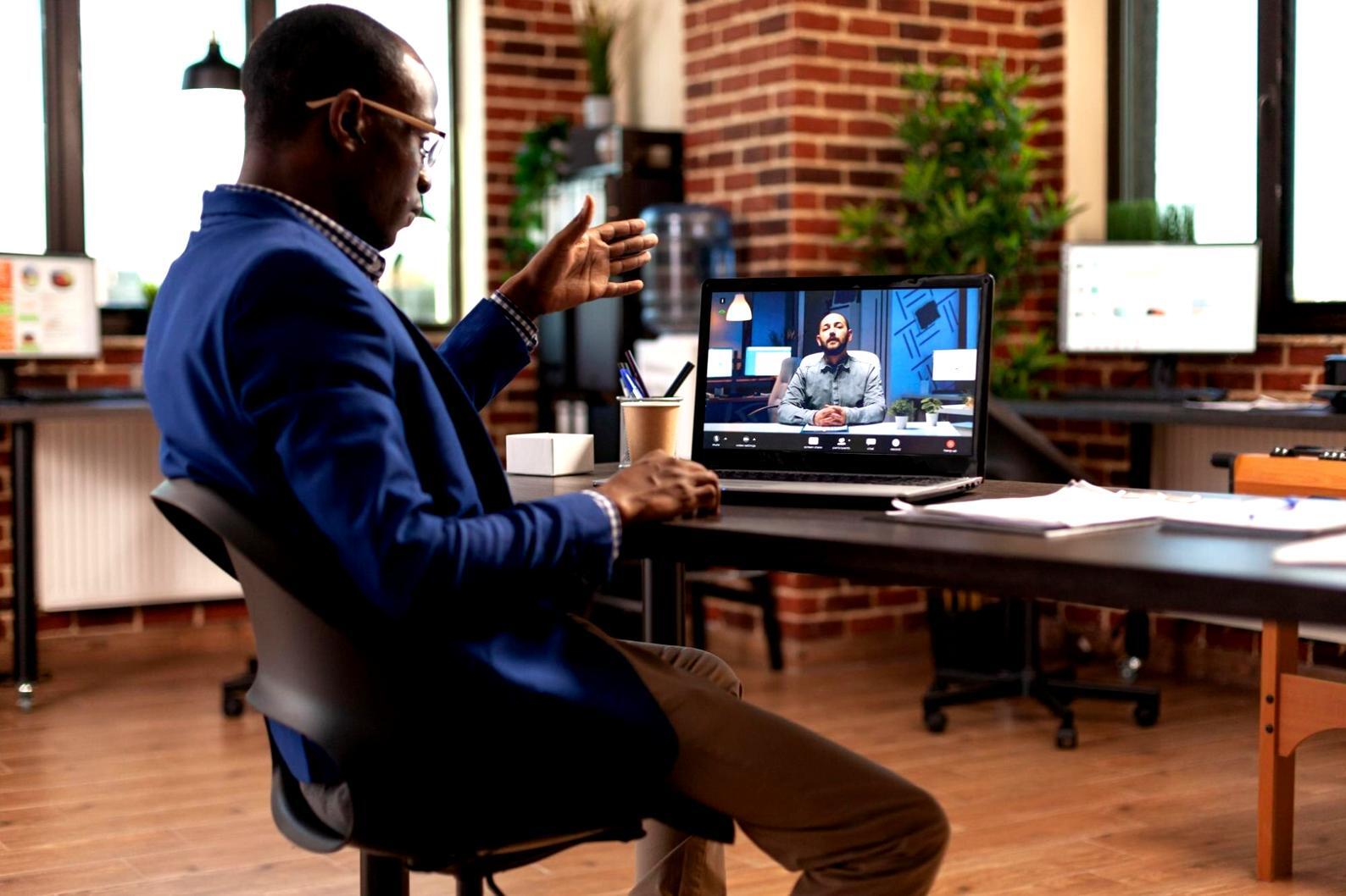 Ambiente di lavoro con strumenti tecnici per progetti pratici