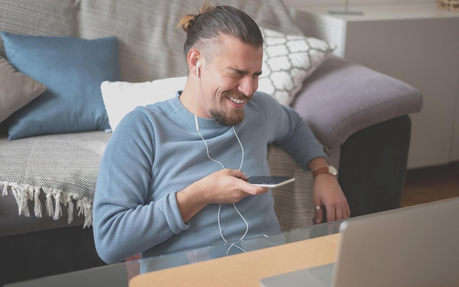 Studente che lavora su codice durante una sessione di sviluppo progetto