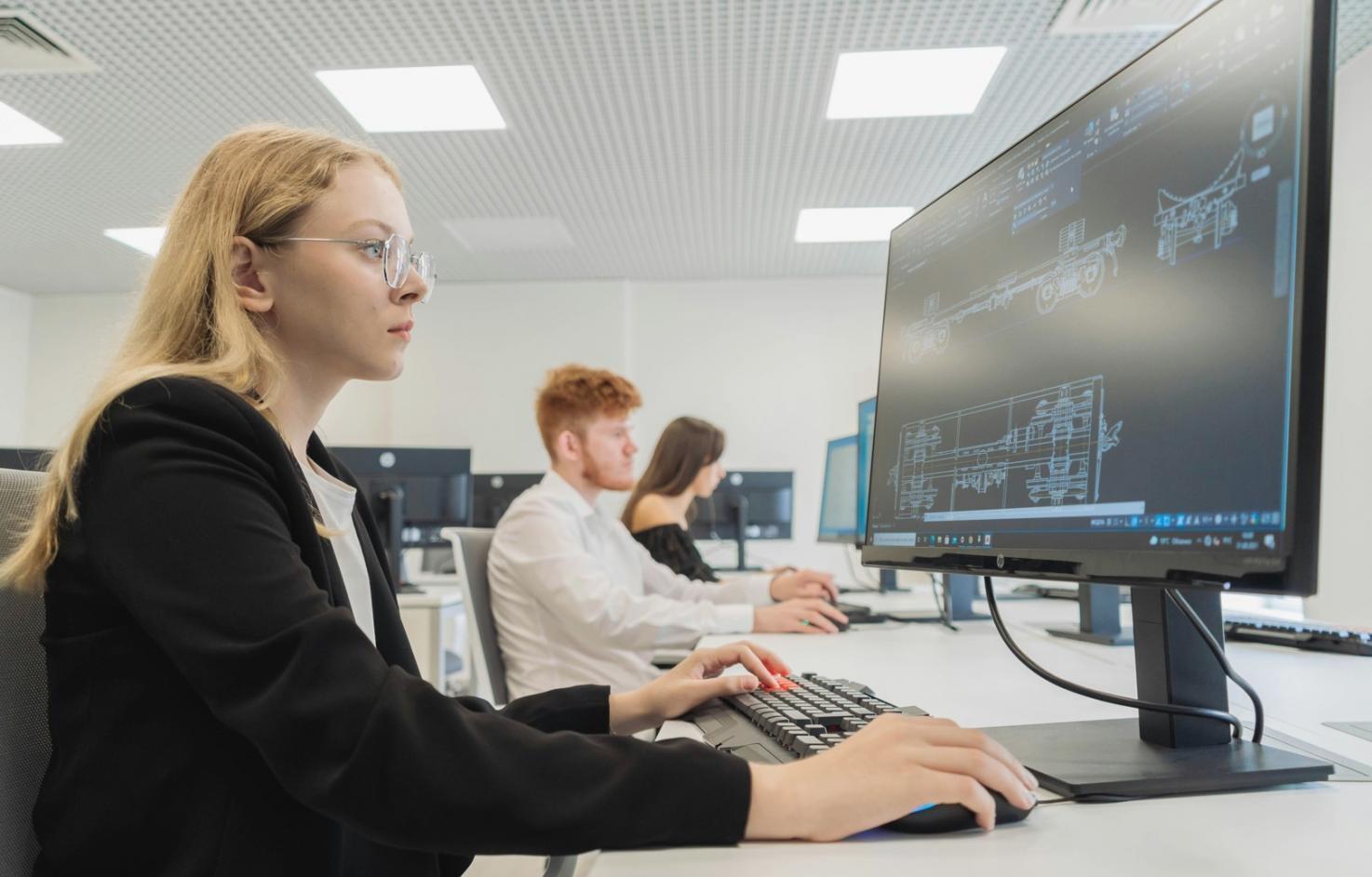 Tecnico che configura sistemi nel nostro laboratorio